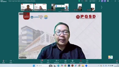 Dosen STKIP Tamsis Bima, Ady Irawan, menyampaikan materi Kuliah Umum Berseri Sesi 1 bertema “Bukan Lagi Siswa: Naik Level Jadi Mahasiswa Merdeka” secara daring melalui Zoom, Senin, 12 Oktober 2026.