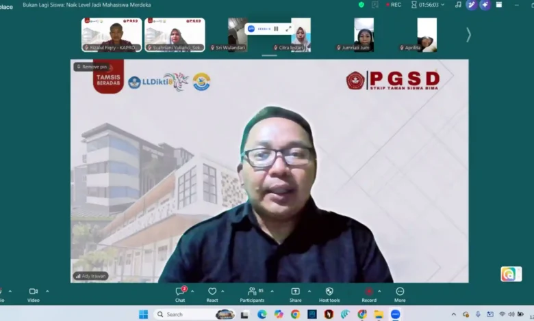 Dosen STKIP Tamsis Bima, Ady Irawan, menyampaikan materi Kuliah Umum Berseri Sesi 1 bertema “Bukan Lagi Siswa: Naik Level Jadi Mahasiswa Merdeka” secara daring melalui Zoom, Senin, 12 Oktober 2026.