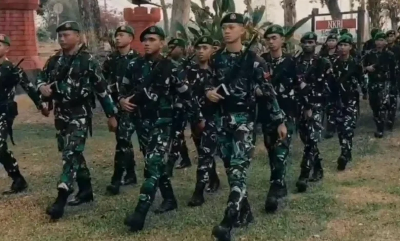 Personel TNI AD mengikuti latihan militer. Rekrutmen TNI AD resmi dibuka pada Oktober 2026.