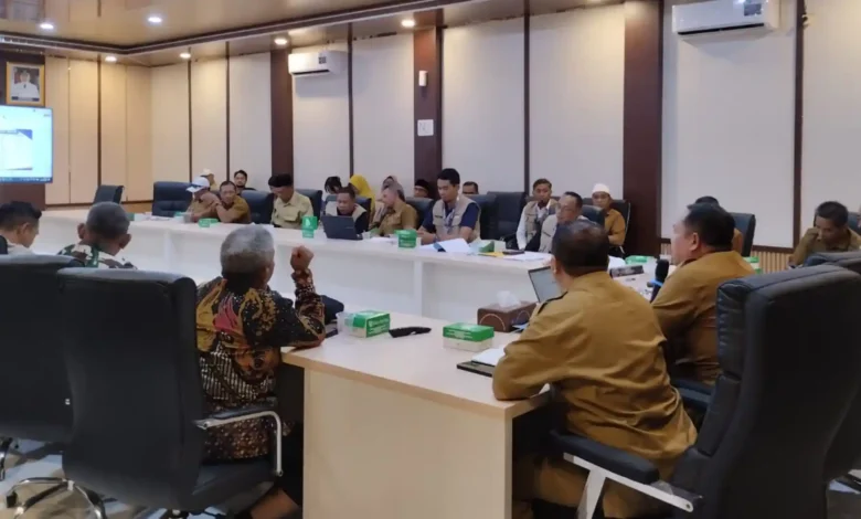DPMD Lombok Barat saat berkoordinasi dengan sejumlah pemangku kepentingan terkait potensi konflik dan pendaftaran tiga calon narapidana dalam Pilkades Lombok Barat, Senin, 12 Oktober 2026.