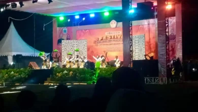 Pembukaan Festival Lomba Minat Bakat dan Kreativitas Siswa (FLMBKS) 2026 yang dirangkaikan dengan pertunjukan seni budaya di Lapangan Masjid Agung Darussalam KTC, Taliwang, Senin malam, 12 Oktober 2026.