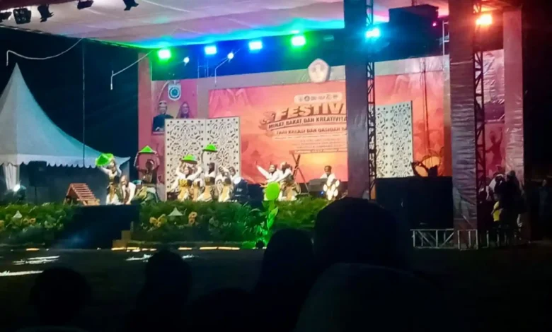 Pembukaan Festival Lomba Minat Bakat dan Kreativitas Siswa (FLMBKS) 2026 yang dirangkaikan dengan pertunjukan seni budaya di Lapangan Masjid Agung Darussalam KTC, Taliwang, Senin malam, 12 Oktober 2026.