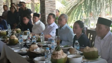 Ketua Umum DPP PAN, Zulkifli Hasan (ketiga dari kanan), bersama Ketua DPW PAN NTB yang baru, Budi Santoso (keempat dari kanan), dalam acara penunjukan Budi Santoso, Selasa, 13 Oktober 2026.