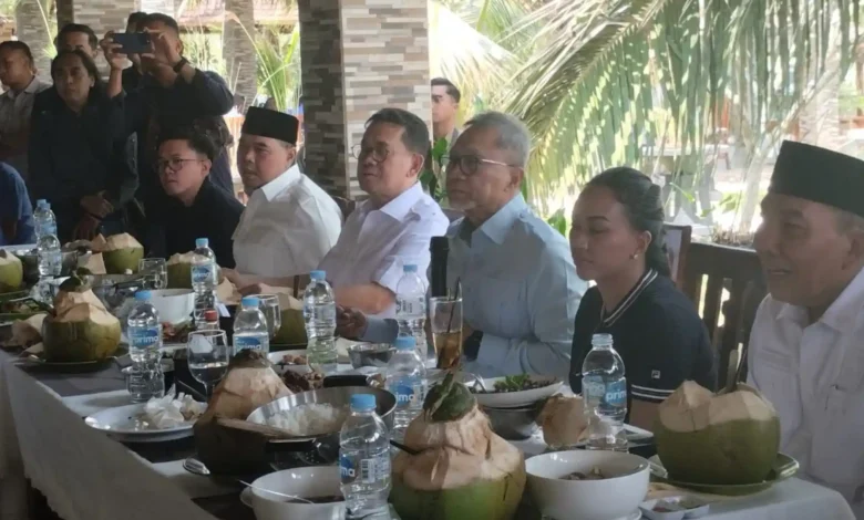 Ketua Umum DPP PAN, Zulkifli Hasan (ketiga dari kanan), bersama Ketua DPW PAN NTB yang baru, Budi Santoso (keempat dari kanan), dalam acara penunjukan Budi Santoso, Selasa, 13 Oktober 2026.