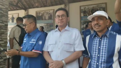 Ketua DPW PAN NTB yang baru, Budi Santoso (tengah), berfoto bersama sejumlah kader, Selasa, 13 Oktober 2026.