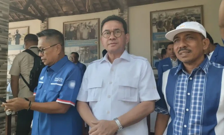 Ketua DPW PAN NTB yang baru, Budi Santoso (tengah), berfoto bersama sejumlah kader, Selasa, 13 Oktober 2026.