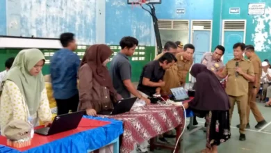 Suasana proses verifikasi data dan pemungutan suara berbasis digital dalam simulasi e-voting Pilkades di Desa Goa, Jereweh, Selasa, 13 Oktober 2026.
