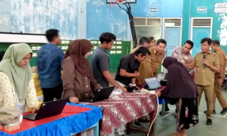 Suasana proses verifikasi data dan pemungutan suara berbasis digital dalam simulasi e-voting Pilkades di Desa Goa, Jereweh, Selasa, 13 Oktober 2026.