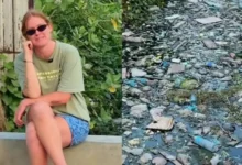 Seorang turis saat memperlihatkan kondisi salah satu saluran air di wilayah Kuta Mandalika yang penuh dengan sampah.