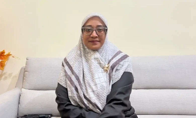 Wakil Ketua II DPRD KSB, Merliza, saat memberikan keterangan terkait isu kepemudaan di ruang kerjanya, Selasa, 13 Oktober 2026.
