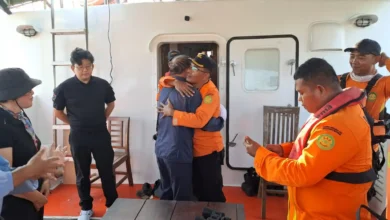 Momen haru saat Tim SAR memeluk keluarga WNA asal Korea Selatan setelah operasi pencarian resmi ditutup pada Selasa, 13 Oktober 2026.