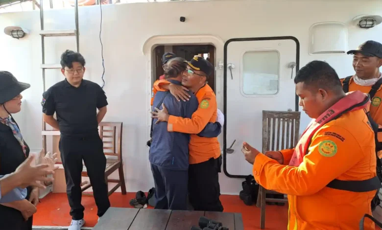 Momen haru saat Tim SAR memeluk keluarga WNA asal Korea Selatan setelah operasi pencarian resmi ditutup pada Selasa, 13 Oktober 2026.