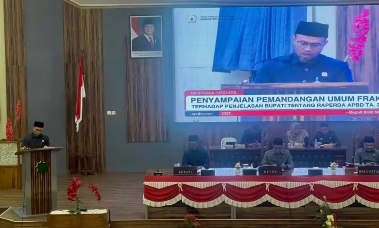 Juru Bicara Fraksi PKS DPRD KSB, Muhammad Rizyal, saat menyampaikan Pemandangan Umum Fraksi atas Raperda APBD TA 2027 dalam Rapat Paripurna DPRD KSB, Rabu, 14 Oktober 2026.