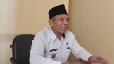 Kepala Desa Meninting, Mahnan Hariyanto saat menjelaskan masalah debit air sumur warganya yang sudah mulai kering, Rabu, 14 Oktober 2026.