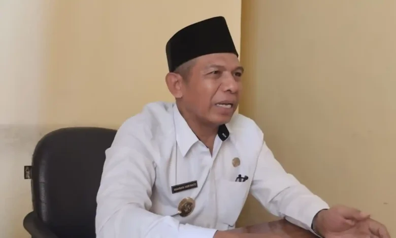 Kepala Desa Meninting, Mahnan Hariyanto saat menjelaskan masalah debit air sumur warganya yang sudah mulai kering, Rabu, 14 Oktober 2026.