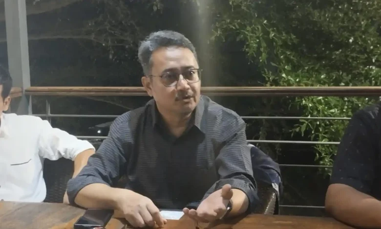 Sekjen DPP Partai Perindo, Ferry Kurnia Rizkiyansyah, saat menjelaskan usulan parliamentary threshold satu persen, Selasa malam, 13 Oktober 2026.