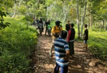 Petugas BTNGR saat melakukan patroli di kawasan Resor Timbanuh Gunung Rinjani pada Rabu, 14 Oktober 2026.
