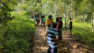Petugas BTNGR saat melakukan patroli di kawasan Resor Timbanuh Gunung Rinjani pada Rabu, 14 Oktober 2026.
