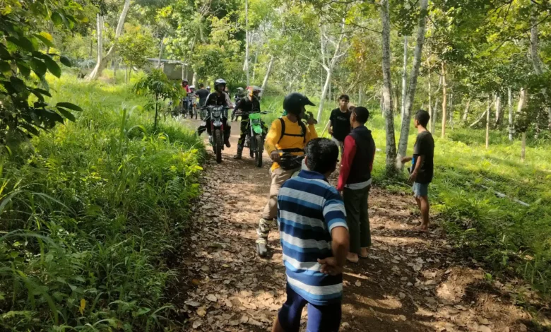 Petugas BTNGR saat melakukan patroli di kawasan Resor Timbanuh Gunung Rinjani pada Rabu, 14 Oktober 2026.
