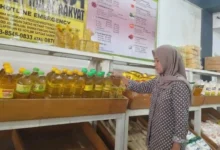 Momen seorang warga saat memilih minyak goreng di outlet Mitra Bulog Pasar Kebon Roek, Mataram.