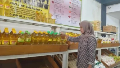 Momen seorang warga saat memilih minyak goreng di outlet Mitra Bulog Pasar Kebon Roek, Mataram.