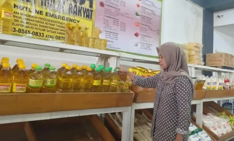 Momen seorang warga saat memilih minyak goreng di outlet Mitra Bulog Pasar Kebon Roek, Mataram.
