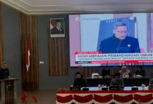 Juru bicara Fraksi PAN DPRD KSB, Iwan Irawan Marhalim (kiri), saat menyampaikan Pemandangan Umum Fraksi atas Raperda APBD TA 2027 dalam Rapat Paripurna DPRD KSB, Rabu, 14 Oktober 2026.