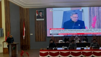 Juru bicara Fraksi PAN DPRD KSB, Iwan Irawan Marhalim (kiri), saat menyampaikan Pemandangan Umum Fraksi atas Raperda APBD TA 2027 dalam Rapat Paripurna DPRD KSB, Rabu, 14 Oktober 2026.