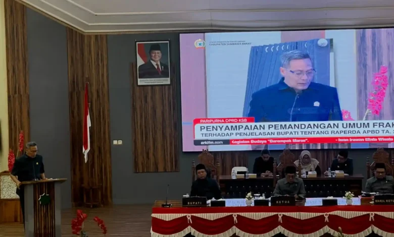 Juru bicara Fraksi PAN DPRD KSB, Iwan Irawan Marhalim (kiri), saat menyampaikan Pemandangan Umum Fraksi atas Raperda APBD TA 2027 dalam Rapat Paripurna DPRD KSB, Rabu, 14 Oktober 2026.
