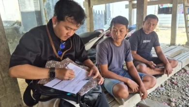 Petugas Bawaslu Kabupaten Sumbawa Barat memverifikasi data lapangan di Desa Tamekan guna mendukung pemetaan kerawanan Pemilu 2029, Kamis, 15 Oktober 2026.