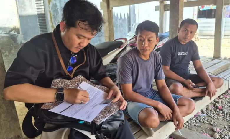 Petugas Bawaslu Kabupaten Sumbawa Barat memverifikasi data lapangan di Desa Tamekan guna mendukung pemetaan kerawanan Pemilu 2029, Kamis, 15 Oktober 2026.