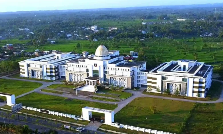 Kantor Bupati Lombok Tengah. Praya Lombok tengah masuk prediksi wilayah yang akan tren di tahun 2027.