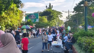 Suasana Car Free Day (CFD) di Jalan Udayana, Kota Mataram dipenuhi Pedagang Kaki Lima (PKL).