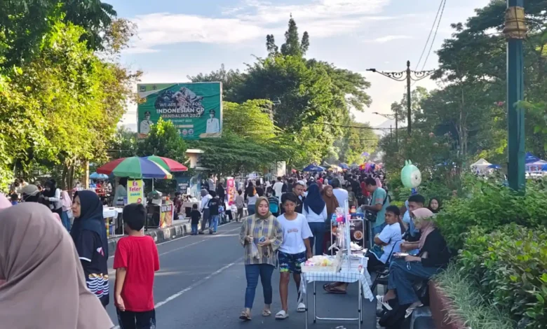 Suasana Car Free Day (CFD) di Jalan Udayana, Kota Mataram dipenuhi Pedagang Kaki Lima (PKL).