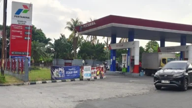 Antrean kendaraan SPBU Pertamina yang berlokasi di depan RSUD Provinsi NTB terlihat longgar, Minggu, 18 Oktober 2026.