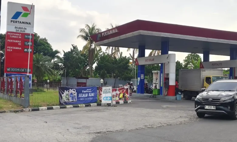 Antrean kendaraan SPBU Pertamina yang berlokasi di depan RSUD Provinsi NTB terlihat longgar, Minggu, 18 Oktober 2026.