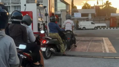 Suasana antrean BBM di SPBU Jalan Majapahit. Pemerintah menetapkan kuota BBM bersubsidi jenis Pertalite untuk wilayah Nusa Tenggara.