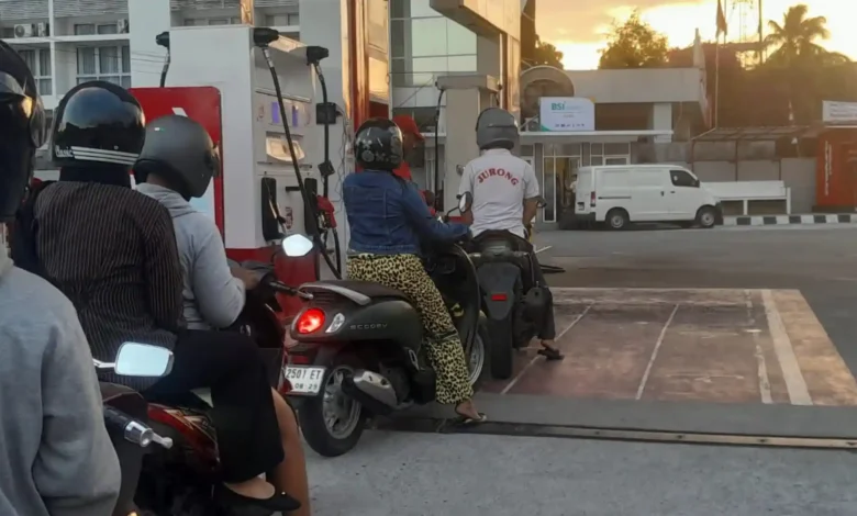 Suasana antrean BBM di SPBU Jalan Majapahit. Pemerintah menetapkan kuota BBM bersubsidi jenis Pertalite untuk wilayah Nusa Tenggara.