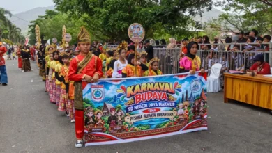 Peserta didik SD Negeri Daya Makmur tampil semarak dengan mengenakan busana adat Nusantara dalam Karnaval Budaya hari kedua peringatan HUT ke-23 KSB, Selasa, 20 Oktober 2026.