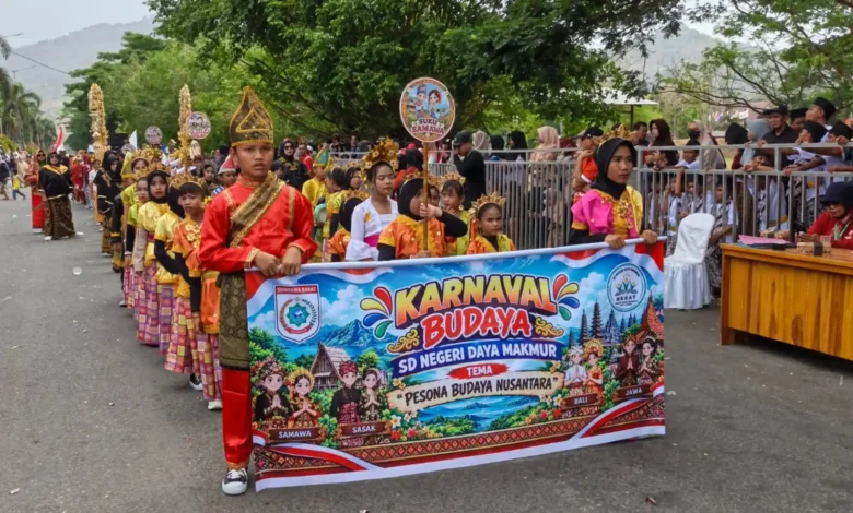Peserta didik SD Negeri Daya Makmur tampil semarak dengan mengenakan busana adat Nusantara dalam Karnaval Budaya hari kedua peringatan HUT ke-23 KSB, Selasa, 20 Oktober 2026.