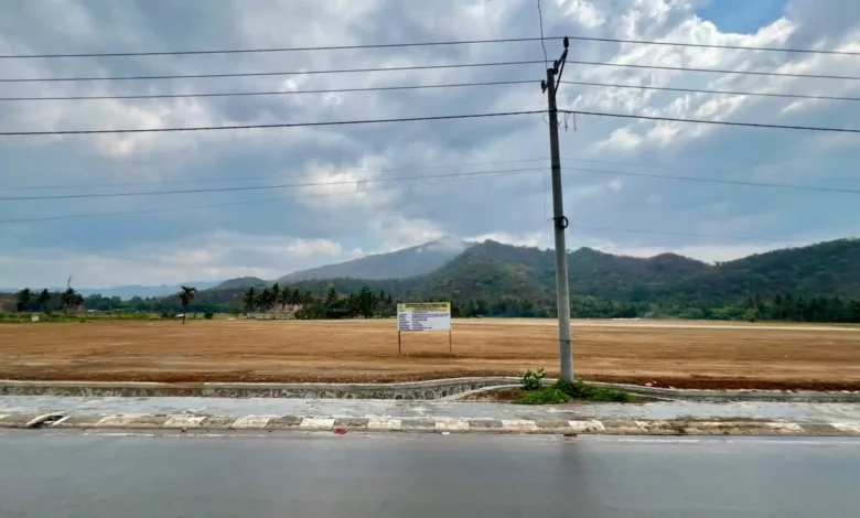 Penampakan lahan kosong di Jalan Baru Kota Taliwang, Kabupaten Sumbawa Barat, yang direncanakan mulai memasuki tahap pembangunan fisik Sport Center pada 2027.