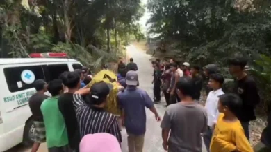 Warga Desa Mekarsari menggotong jenazah menuju permukiman karena ambulans tidak dapat melintas pada Selasa, 20 Oktober 2026.
