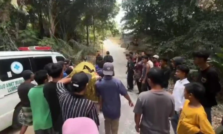 Warga Desa Mekarsari menggotong jenazah menuju permukiman karena ambulans tidak dapat melintas pada Selasa, 20 Oktober 2026.