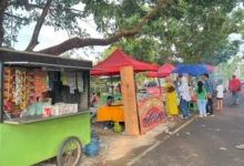 Deretan lapak PKL dan UMKM memadati pinggir jalan kawasan KTC Taliwang saat gelaran Karnaval Budaya Harlah ke-23 KSB, Selasa, 20 Oktober 2026.