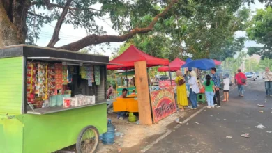Deretan lapak PKL dan UMKM memadati pinggir jalan kawasan KTC Taliwang saat gelaran Karnaval Budaya Harlah ke-23 KSB, Selasa, 20 Oktober 2026.