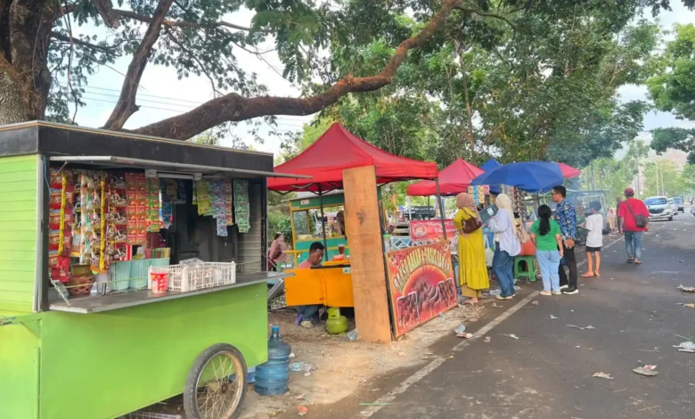 Deretan lapak PKL dan UMKM memadati pinggir jalan kawasan KTC Taliwang saat gelaran Karnaval Budaya Harlah ke-23 KSB, Selasa, 20 Oktober 2026.
