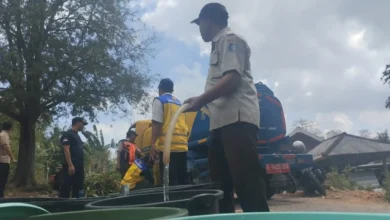 Petugas TRC BPBD Lobar bersama unsur BPBPK PU NTB saat menyalurkan air ke wilayah terdampak kekeringan terparah di Lembar beberapa waktu lalu, Agustus 2026.