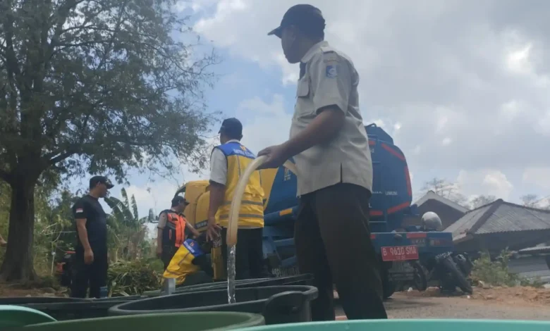 Petugas TRC BPBD Lobar bersama unsur BPBPK PU NTB saat menyalurkan air ke wilayah terdampak kekeringan terparah di Lembar beberapa waktu lalu, Agustus 2026.