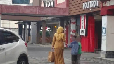 Potret anjal (anak jalanan) meminta-minta di Area Parkir Mataram Mall.