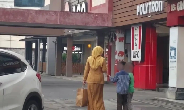 Potret anjal (anak jalanan) meminta-minta di Area Parkir Mataram Mall.